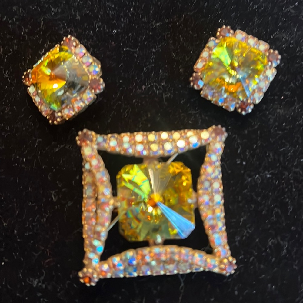VINTAGE AUSTRIAN CRYSTAL BROOCH & EARRINGS. SET